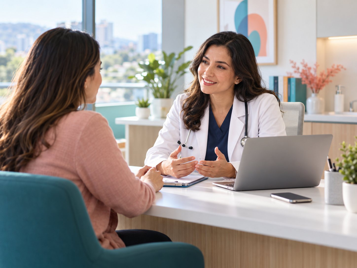 Médica conversando con una paciente en una consulta clínica