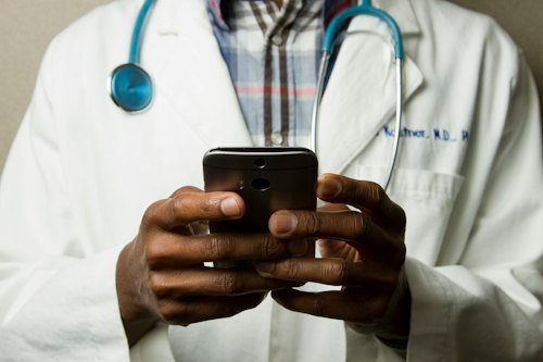 Profesional de la salud en consulta